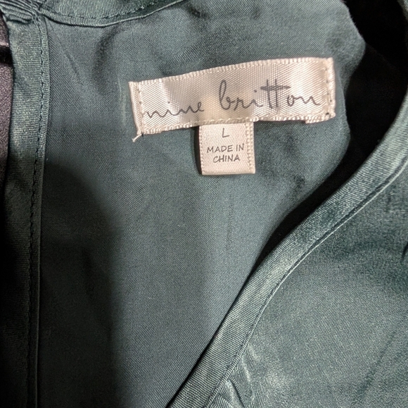 Nine Britton Green Silky Ruffle Trim Long Sleeve V-neck Blouse Size Large NWT - Picture 4 of 8